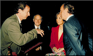     SS. MM. Los Reyes de Espa&ntilde;a 
con JOS&Eacute; VELICIA y Michael Reckling 
  en la Catedral de Burgos en 1990.