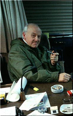 Jos&eacute; Velicia retratado por Michael Reckling 
en su unidad m&oacute;vil durante los preparativos 
de la exposici&oacute;n bibliogr&aacute;fica en la Catedral 
de Burgos - mayo 1990.